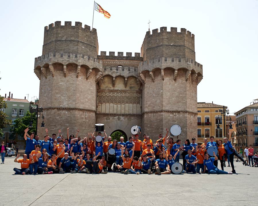 Personas tocando percusión en desfile de calle
