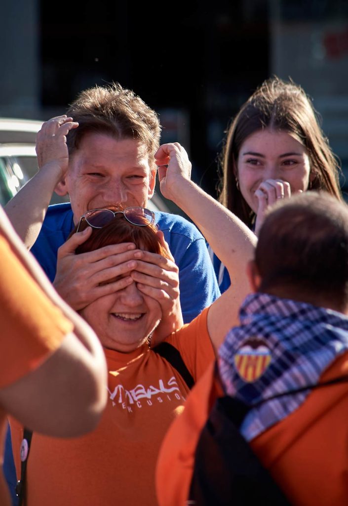 Personas tocando percusión en desfile de calle