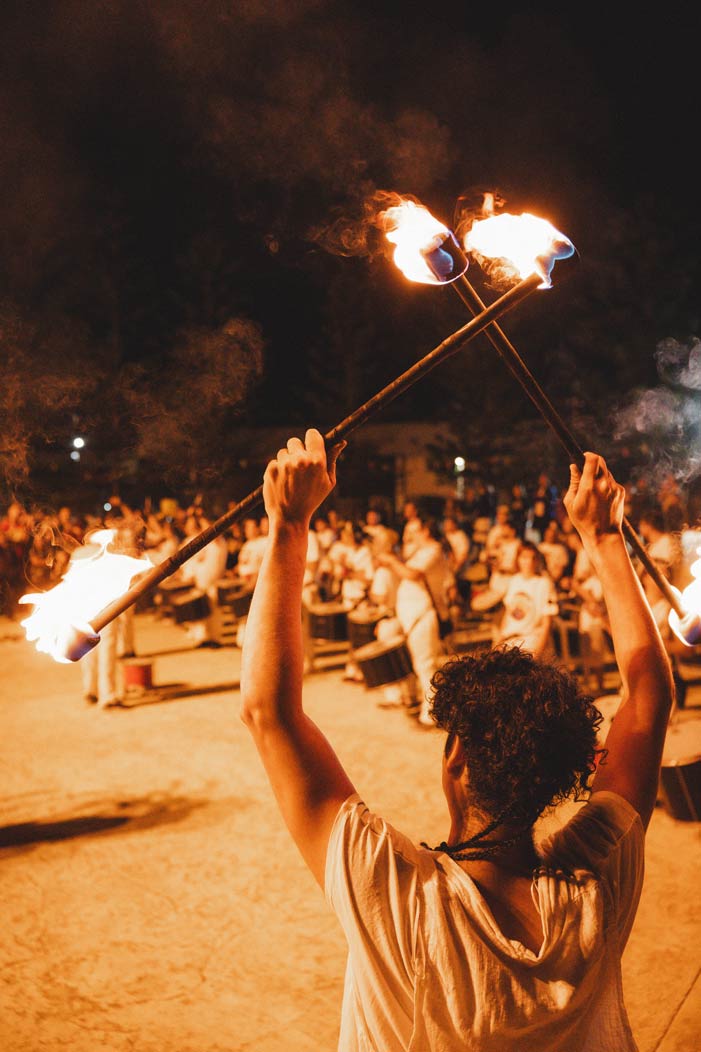 Personas tocando percusión en desfile de calle